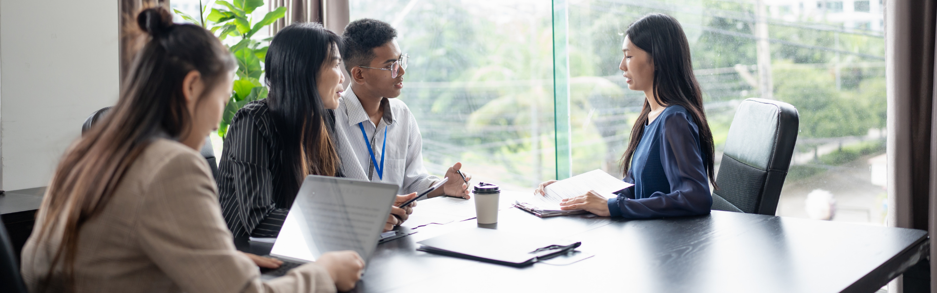 un recruteur qui recrute un candidat